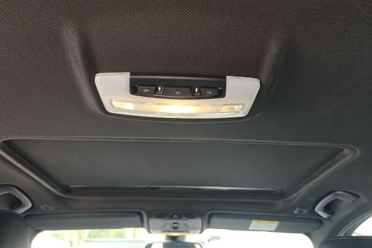BMW 3 Series 2018 car image #20