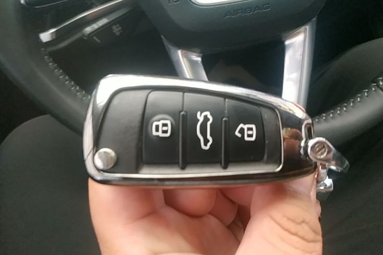 Audi Q3 2019 car image #9