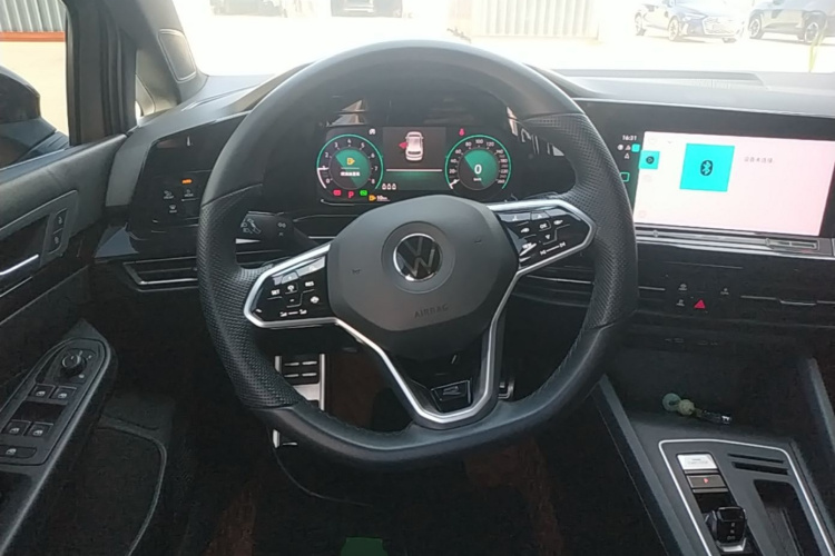 Volkswagen Golf 2022 car image #11