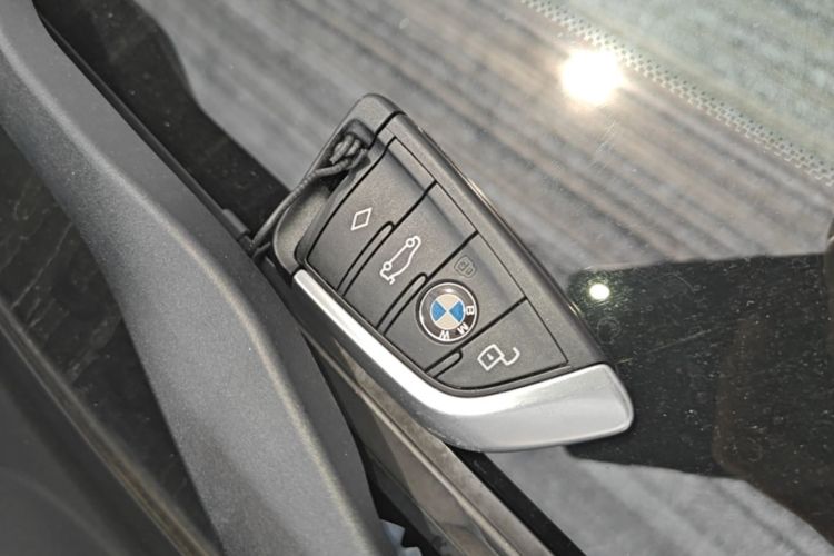 BMW 3 Series 2021 car image #9