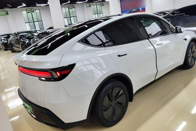 Tesla Model Y 2025 #7 Tesla Model Y 2025 car image #7