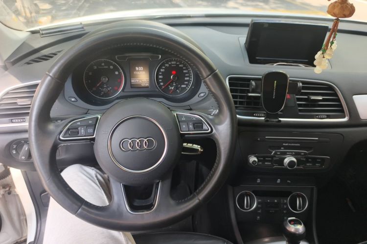 Audi Q3 2018 car image #13