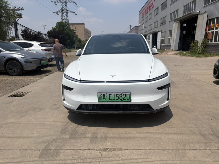 Tesla Model Y 2025 #2 Tesla Model Y 2025 car image #2