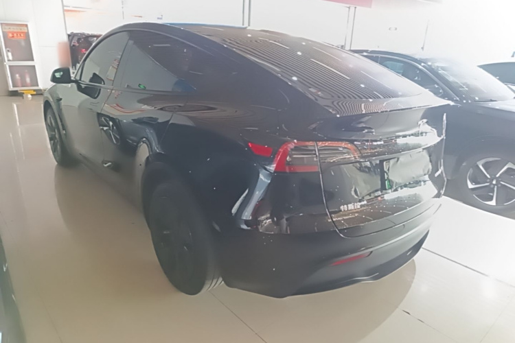 Tesla Model Y 2024 #5 Tesla Model Y 2024 car image #5
