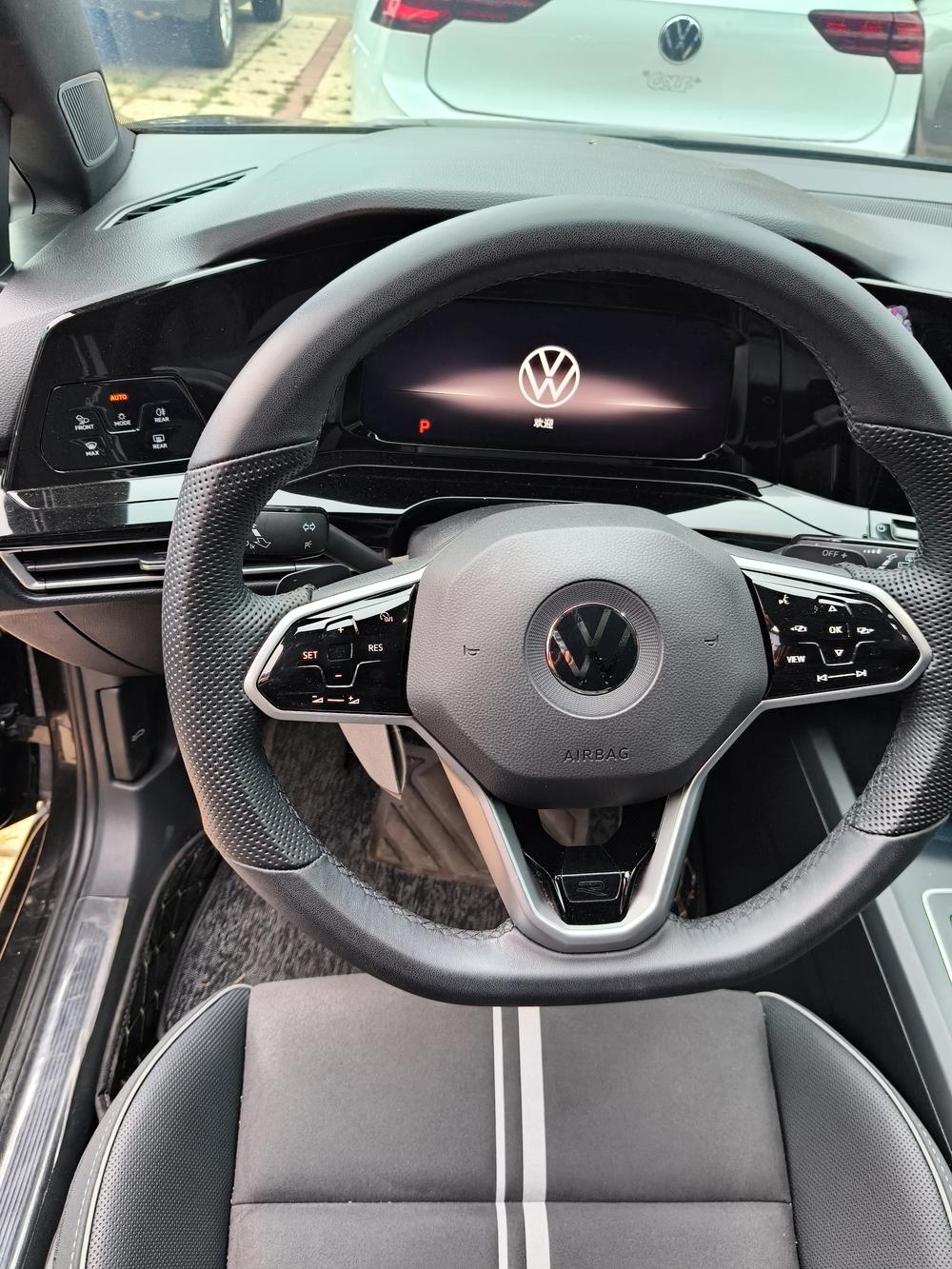 Volkswagen Golf 2023 car image #12