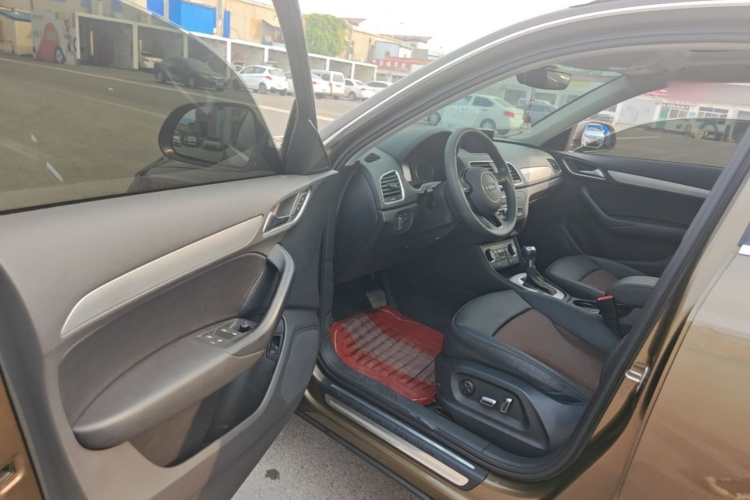 Audi Q3 2019 car image #16