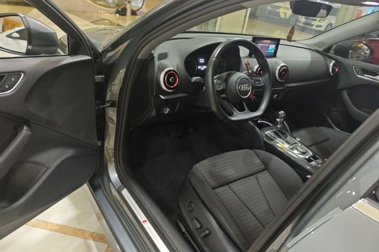 Audi A3 2018 car image #12