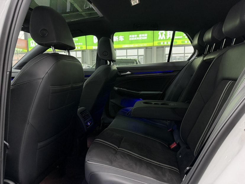 Volkswagen Golf 2023 car image #6