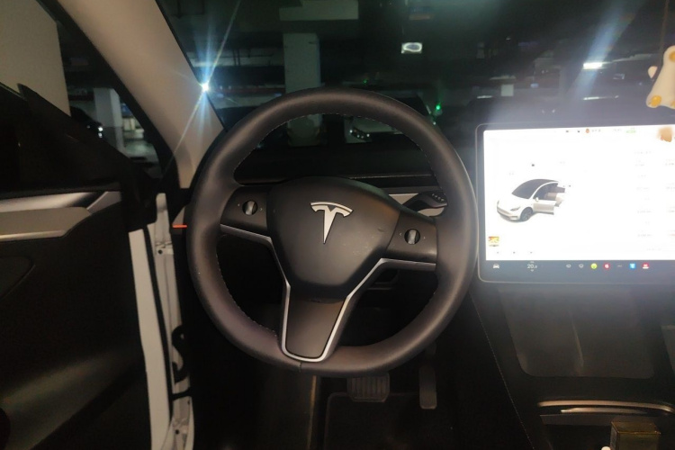 Tesla Model Y 2024 #15 Tesla Model Y 2024 car image #15