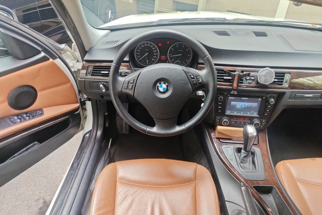 BMW 3 Series 2011 car image #24