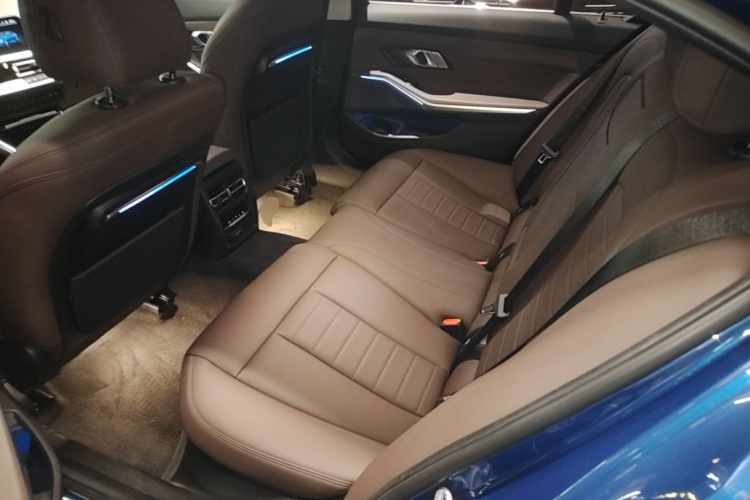 BMW 3 Series 2019 car image #17