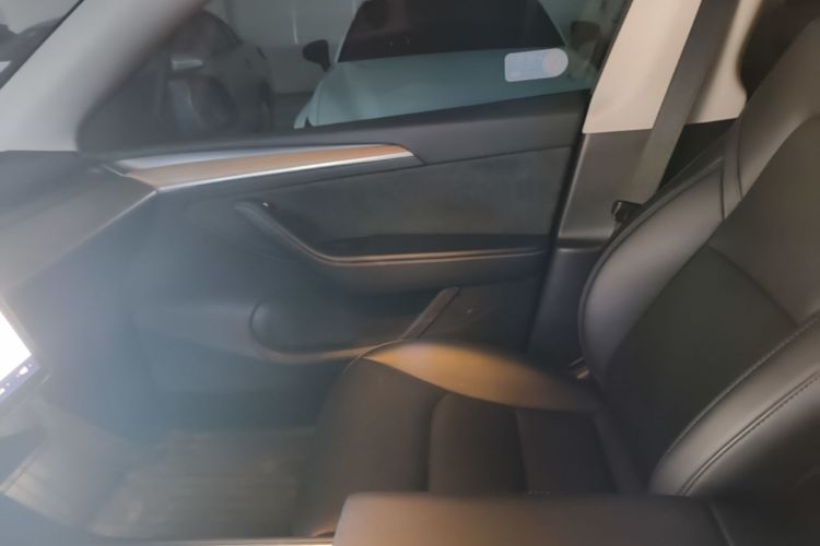 Tesla Model Y 2023 car image #22
