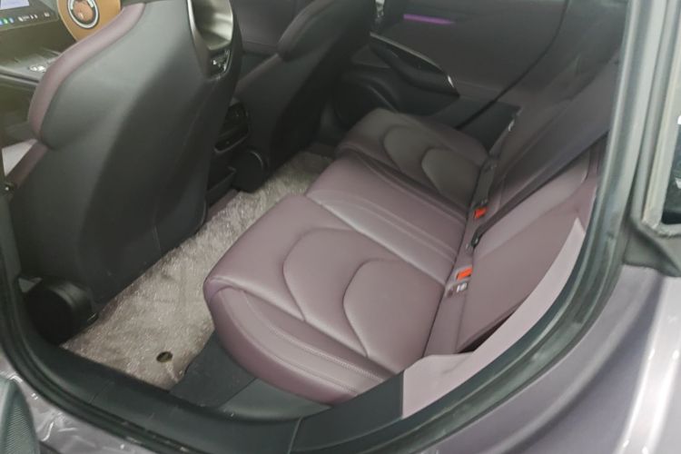 MI SU7 2025 immagine di auto #13