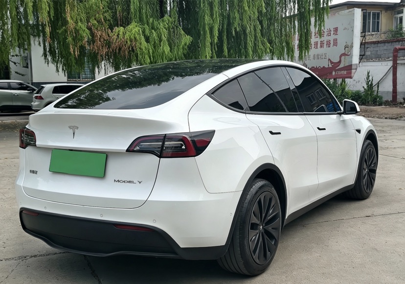 Tesla Model Y 2023 car image #3