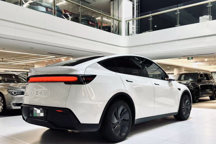 Tesla Model Y 2025 #6 Tesla Model Y 2025 immagine di auto #6