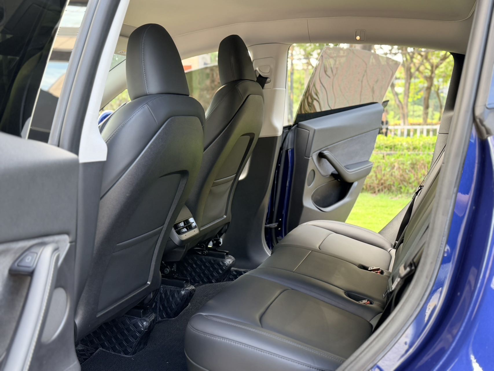 Tesla Model Y 2023 #8 Tesla Model Y 2023 car image #8