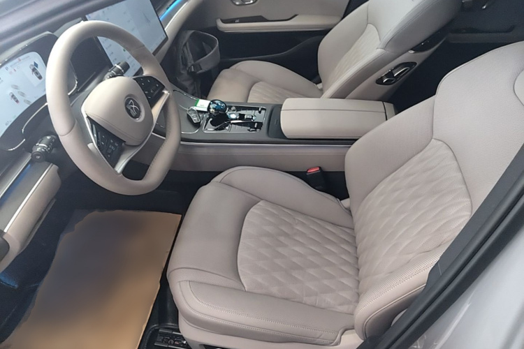 BYD Han 2025 car image #15