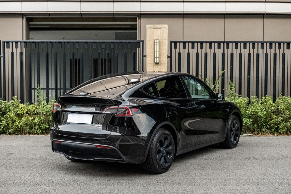Tesla Model Y 2023 #5 Tesla Model Y 2023 car image #5