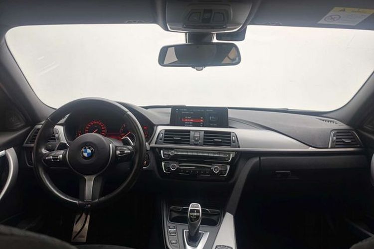 BMW 3 Series 2018 car image #12