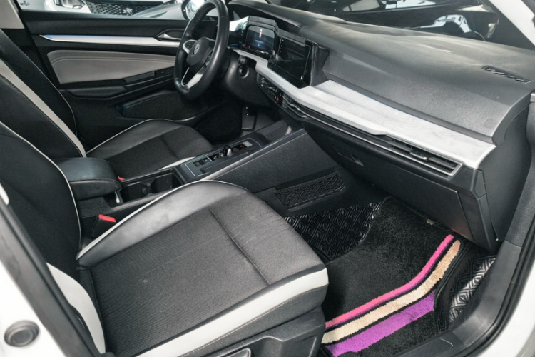 Volkswagen Golf 2023 car image #21