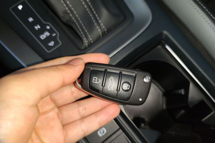 Audi Q3 2021 car image #9
