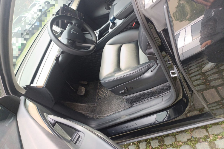 Tesla Model Y 2023 car image #19