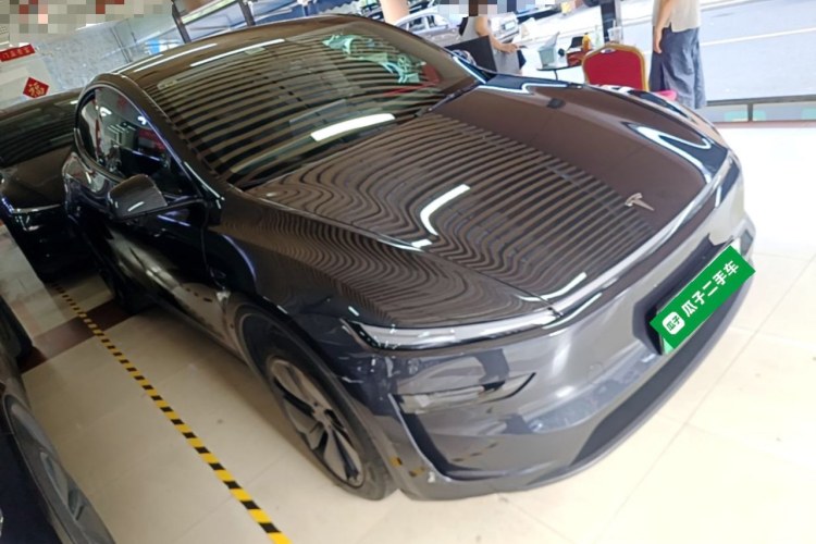 Tesla Model Y 2025 #4 Tesla Model Y 2025 car image #4