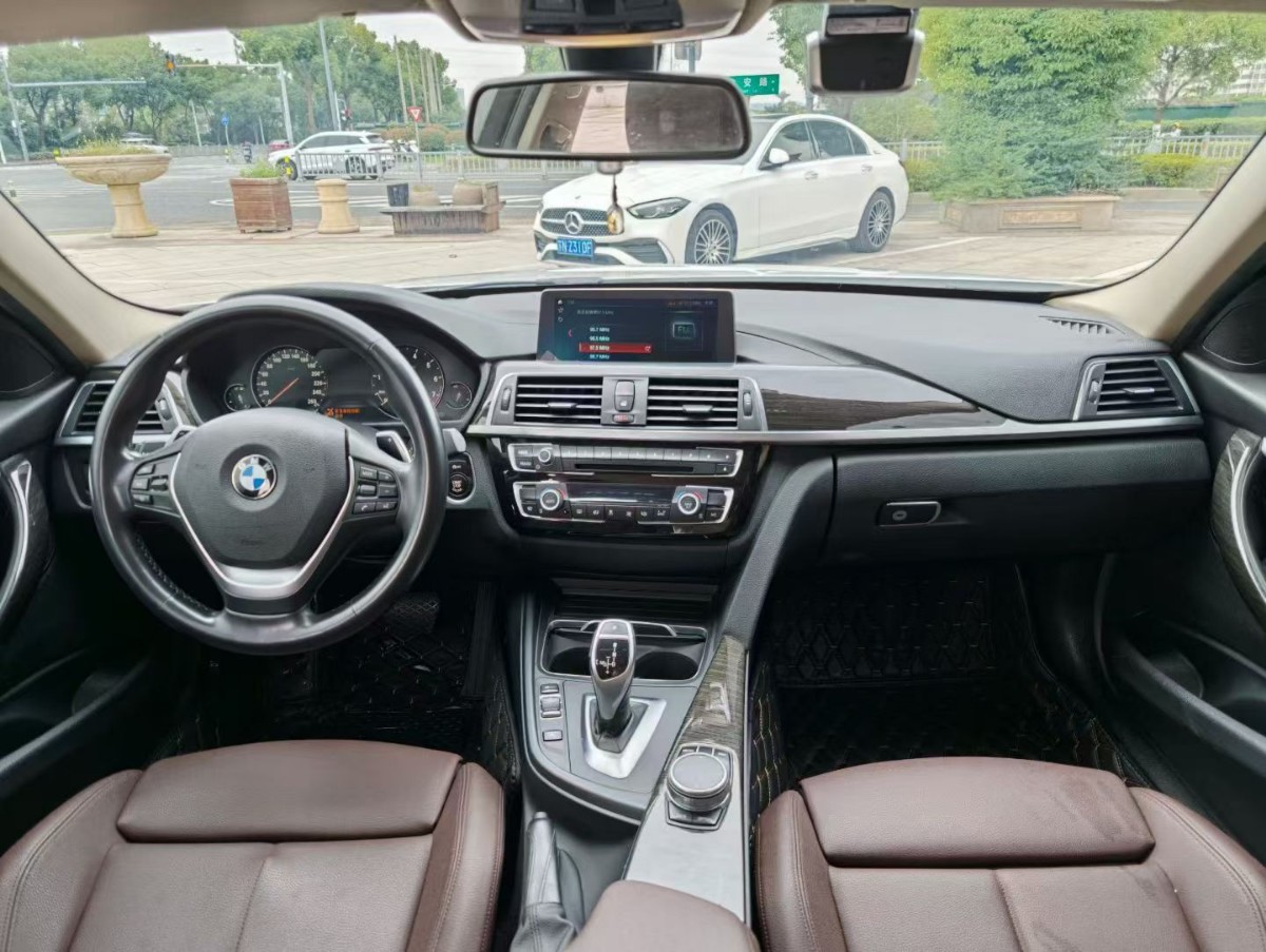 BMW 3 Series 2017 изображение автомобиля #8