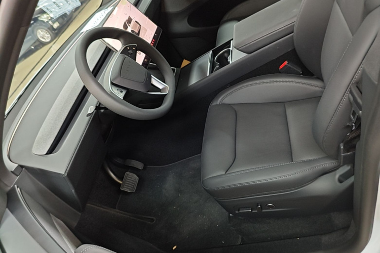 Tesla Model Y 2026 immagine di auto #15
