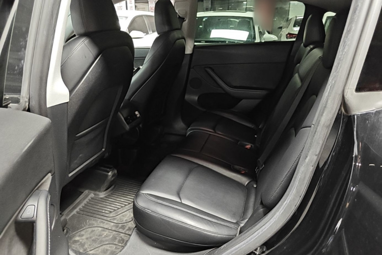 Tesla Model Y 2023 car image #17