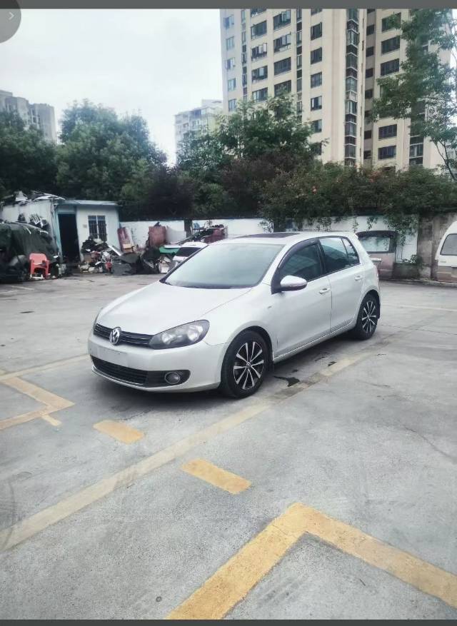 Volkswagen Golf 2012 car image 
