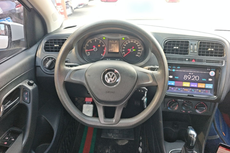 Volkswagen Polo 2017 car image #11