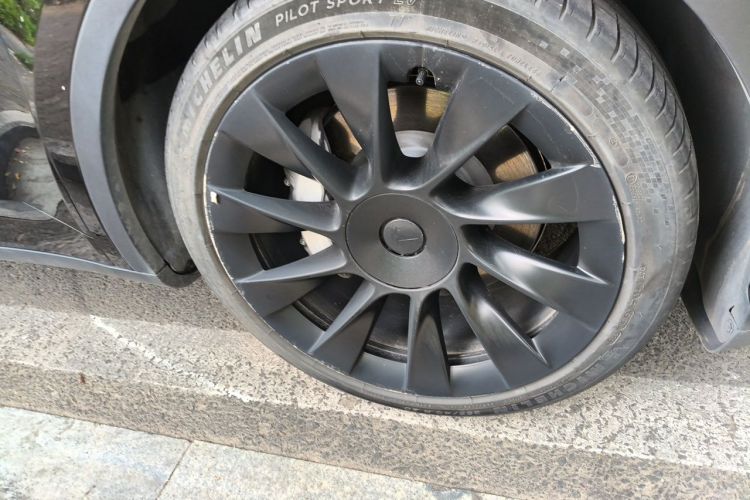 Tesla Model Y 2021 car image #9