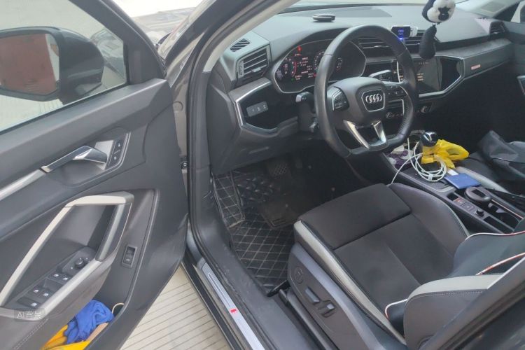 Audi Q3 2019 car image #18