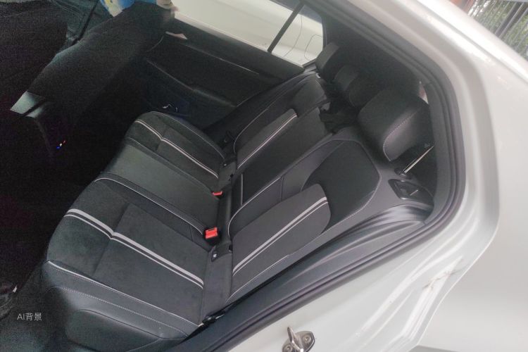 Volkswagen Golf 2025 car image #19