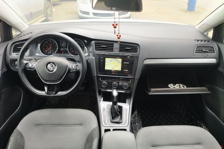 Volkswagen Golf 2020 car image #10