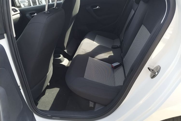 Volkswagen Polo 2015 car image #17