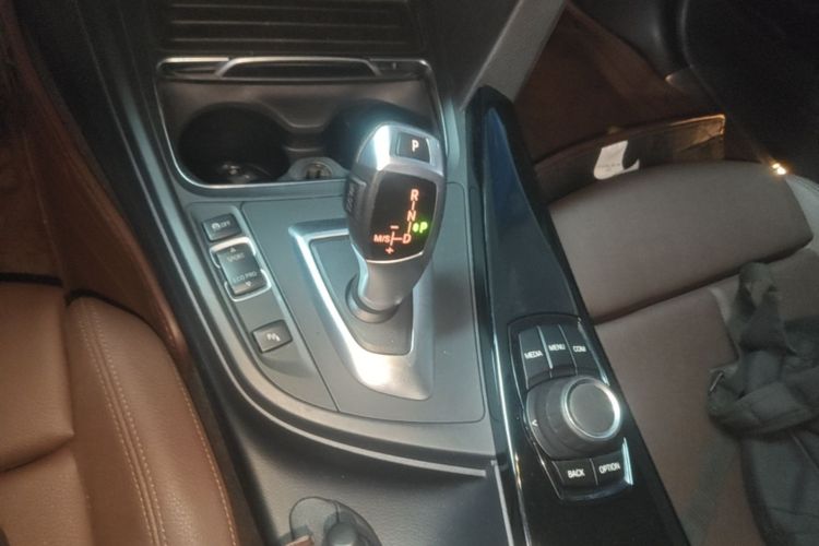 BMW 3 Series 2018 car image #14