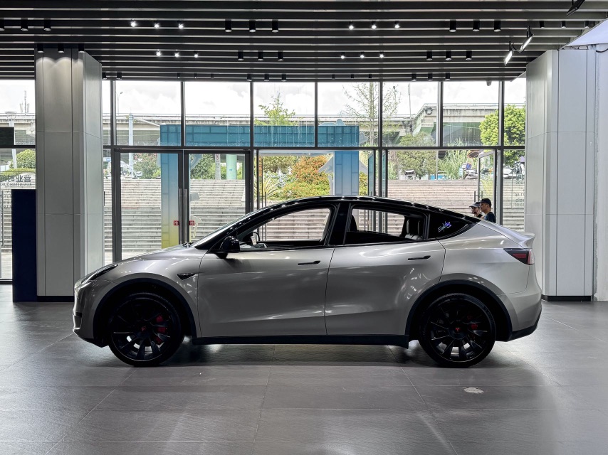 Tesla Model Y 2024 #4 Tesla Model Y 2024 car image #4