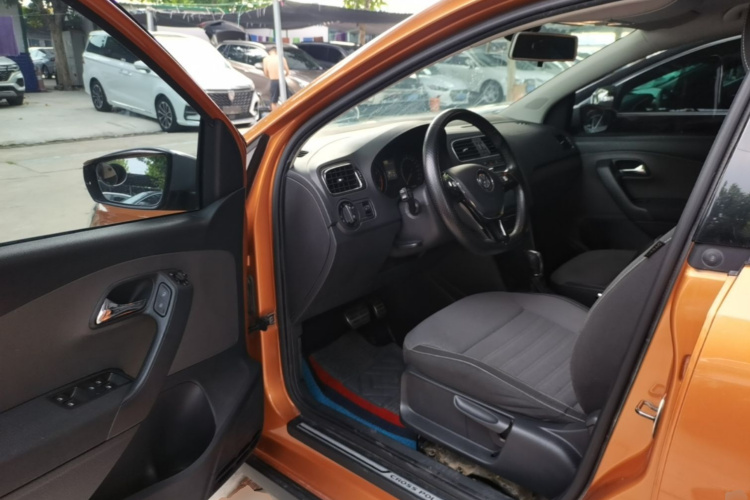 Volkswagen Polo 2016 car image #16