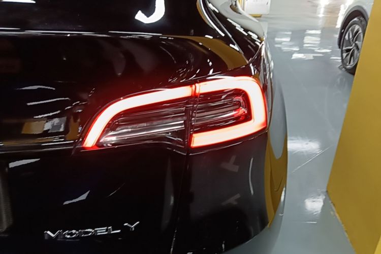Tesla Model Y 2022 car image #8