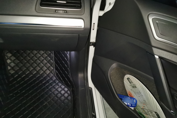 Volkswagen Golf 2020 car image #23