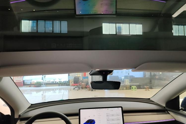 Tesla Model Y 2023 car image #18