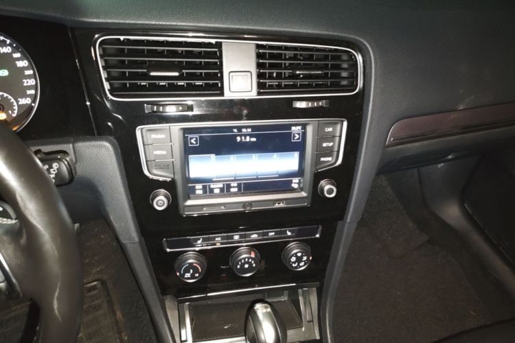 Volkswagen Golf 2017 car image #13
