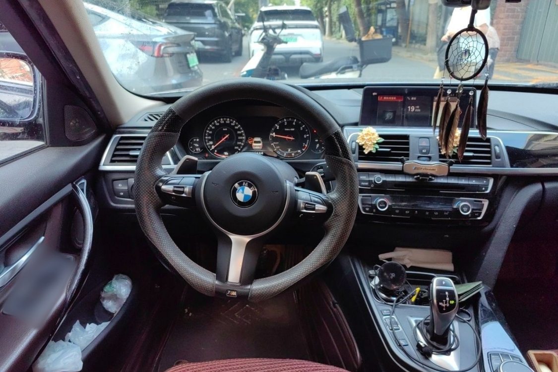 BMW 3 Series 2018 car image #24