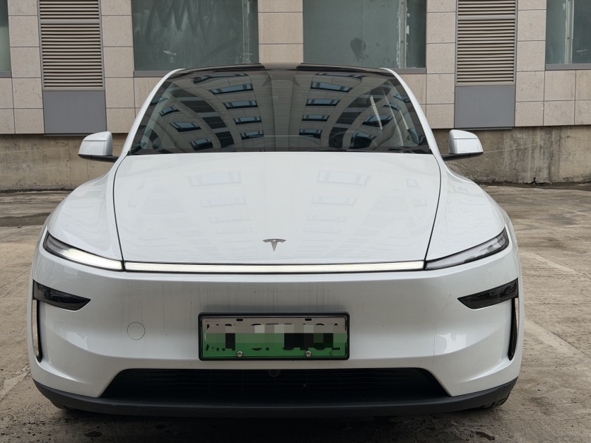 Tesla Model Y 2025 car image #2