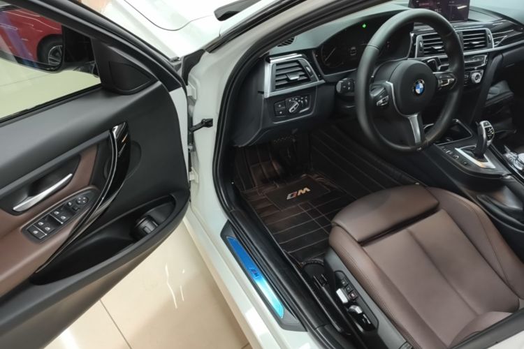 BMW 3 Series 2018 immagine di auto #16