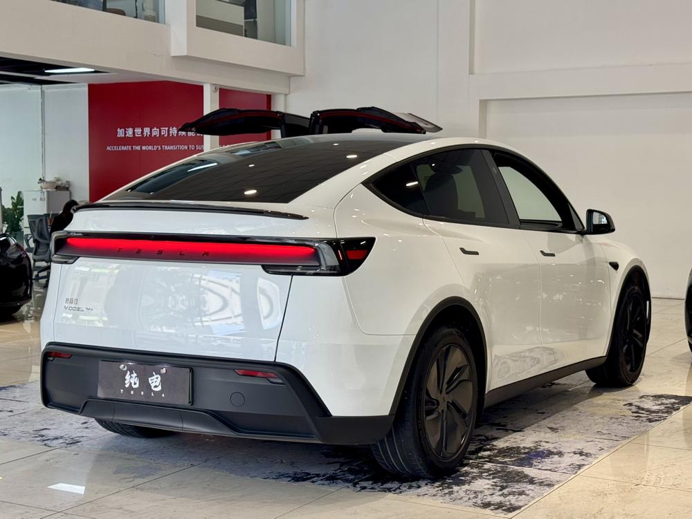 Tesla Model Y 2026 #7 Tesla Model Y 2026 car image #7