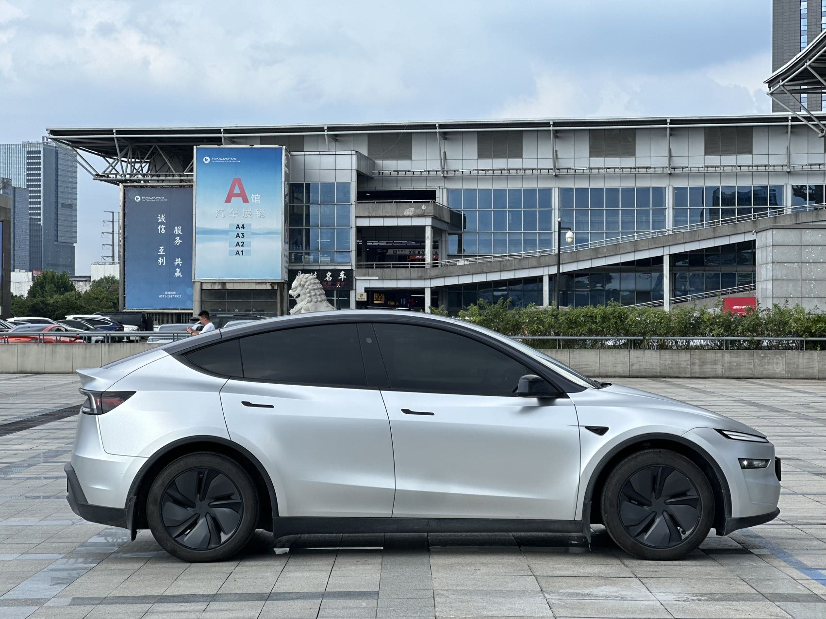 Tesla Model Y 2025 car image #9