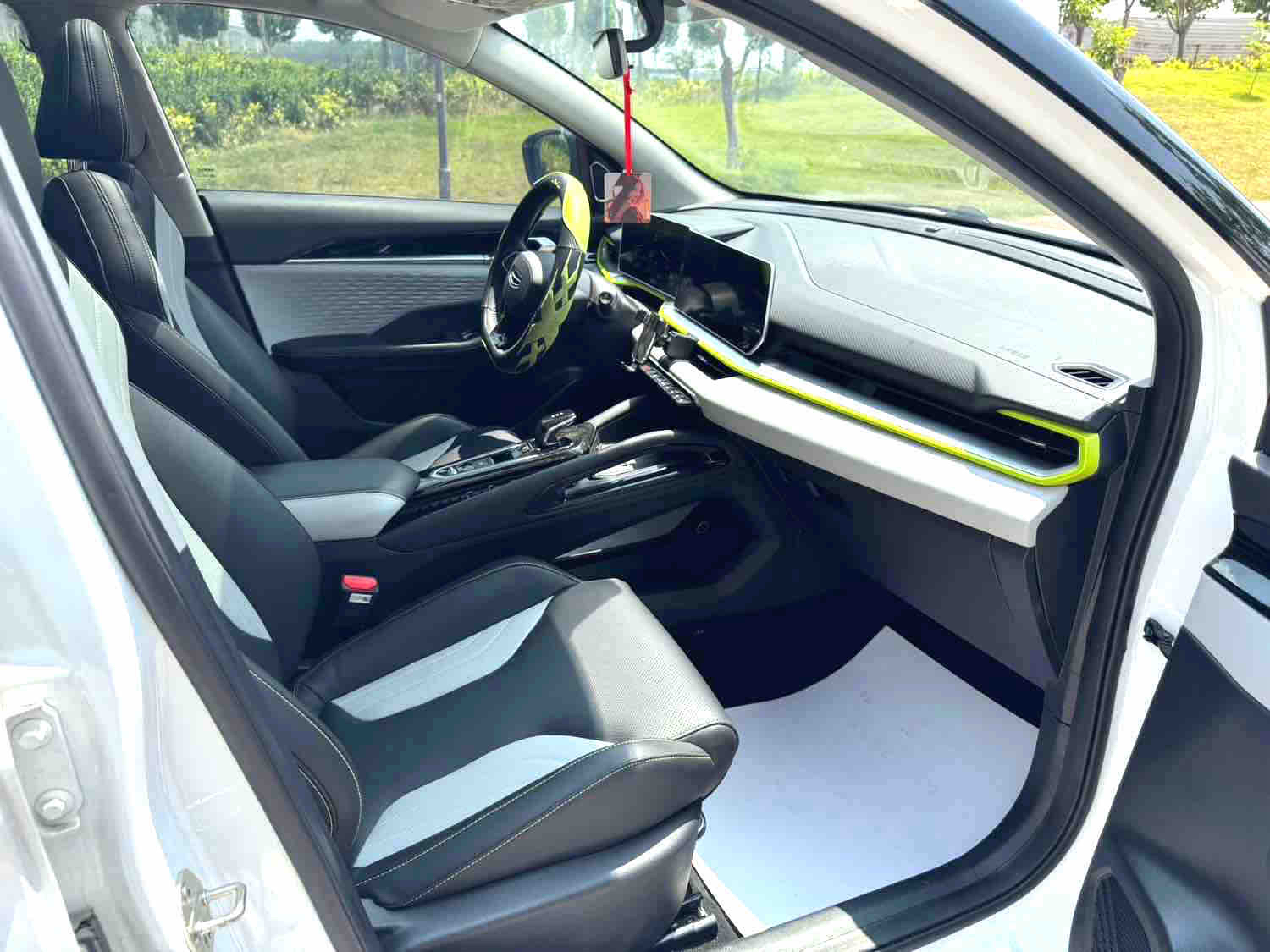 GEELY Coolray 2023 car image #12